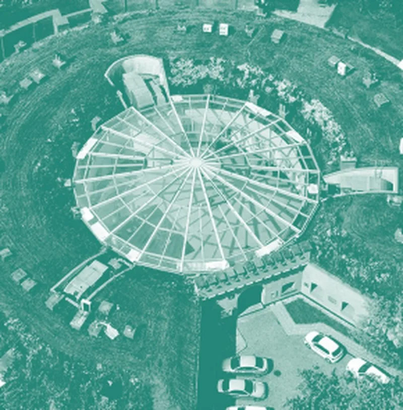 Widok z lotu ptaka na szklaną rotundę fortu, grafika w zieleni z identyfikacji