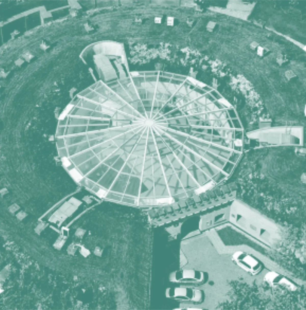 Fort Sokolnickiego z lotu ptaka — szklana rotunda otoczona zielenią